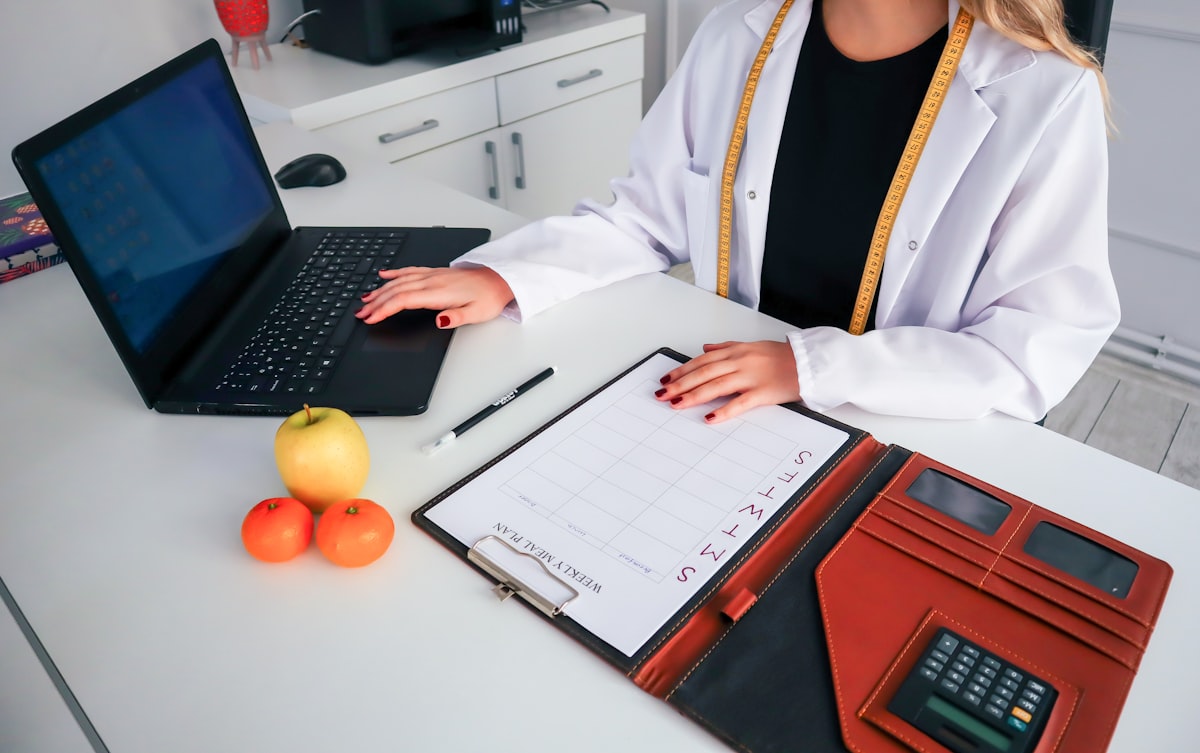 Nutriționist profesional oferind consultație personalizată